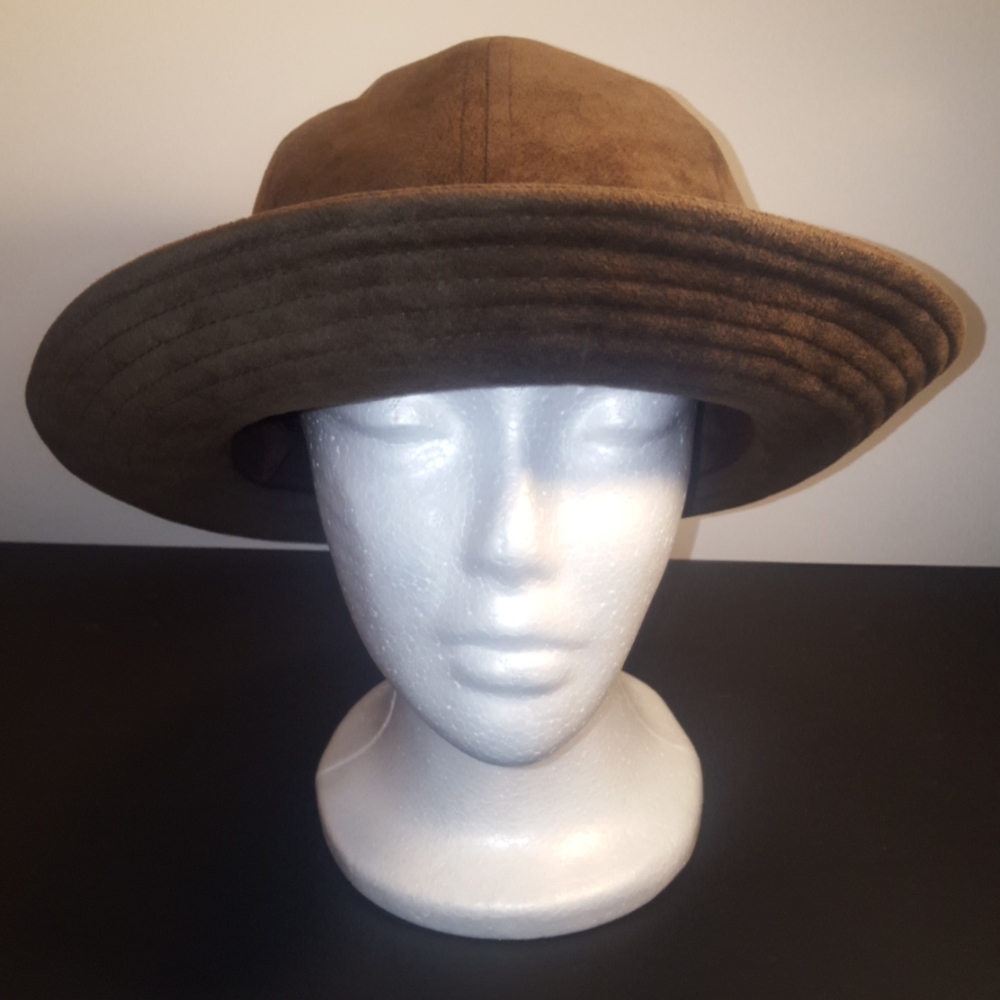 Anita Pineault 23 1/2| Lady top hat| 9.5/10